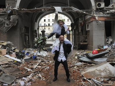 Menikah Saat Perang Ukraina, Prewed di Gedung Hancur Kena Bom Rusia