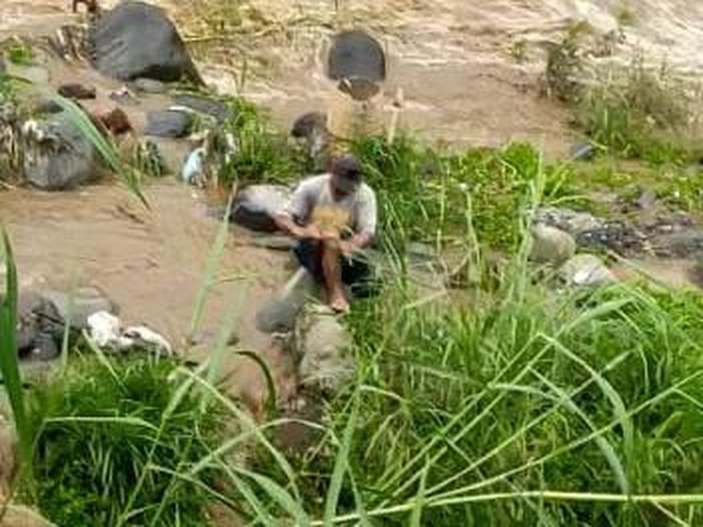 Dramatis Penyelamatan Pria Terjebak Banjir di Sungai Serayu Wonosobo