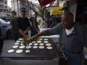 Melihat Pasar Takjil di Palestina, Banyak Street Food yang Enaaak