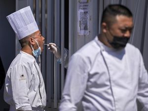 Shanghai Genjot Tes Covid-19 Minimal Dua Kali Swab Dalam Sehari