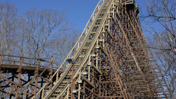 Potret Roller Coaster Kayu Terpanjang di Dunia, Ngeri atau Keren?