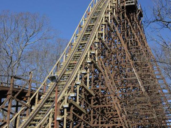 Potret Roller Coaster Kayu Terpanjang di Dunia, Ngeri atau Keren?