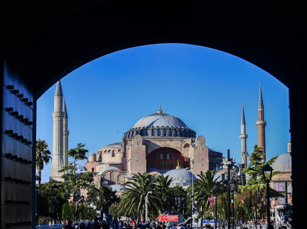 Hagia Sophia Bukan Cuma Favorit Wisatawan, tapi Juga untuk Jadi Mualaf Hagia Sophia Bukan Cuma Favorit Wisatawan, tapi Juga untuk Jadi Mualaf