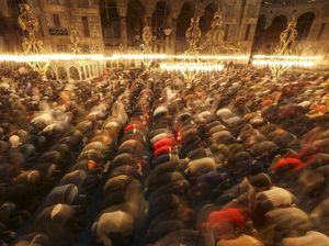 Syahdunya Salat Tarawih Pertama di Hagia Sophia Setelah 88 Tahun Syahdunya Salat Tarawih Pertama di Hagia Sophia Setelah 88 Tahun