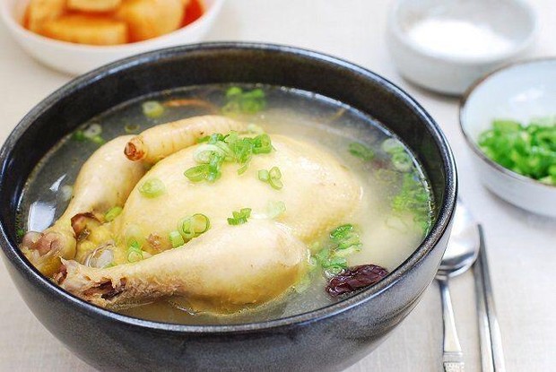 Samgyetang merupakan sup tradisonal yang direbus dengan campuran gingseng dan rempah