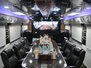 Sisi Lain Kereta Wisata: Kerap Jadi Tempat Meeting Berjalan