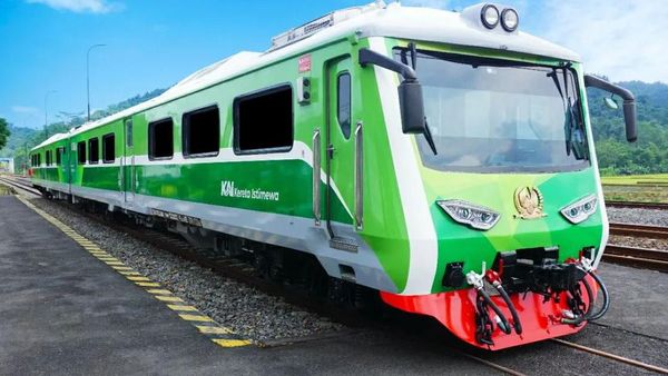 Sensasi Naik Kereta Sultan yang Tarifnya Jutaan