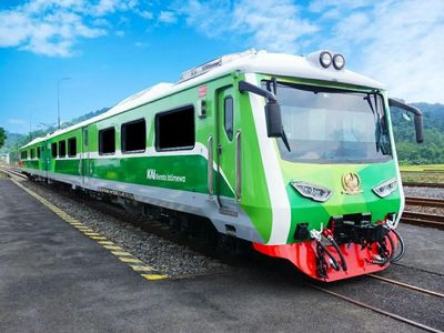 Sensasi Naik Kereta Sultan yang Tarifnya Jutaan