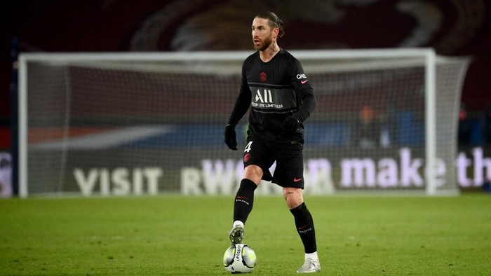 Paris Saint-Germains Spanish defender Sergio Ramos controls the ball during the French L1 football match between Paris Saint-Germain (PSG) and Reims at the Parc des Princes stadium in Paris on January 23, 2022. (Photo by Franck FIFE / AFP)