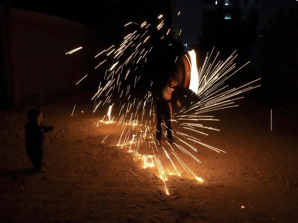 Seru! Bermain Kembang Api di Malam Bulan Ramadan
