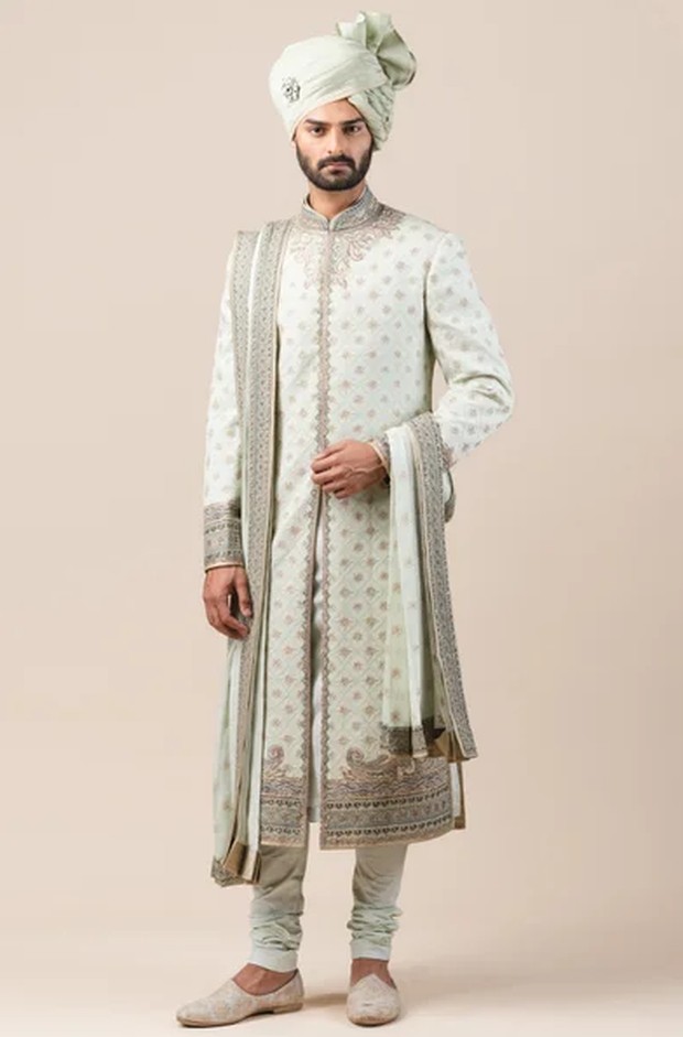 Sherwani/Foto : taruntahiliani.com Sherwani dikenakan oleh kaum bangsawan dan aristokrat muslim di India dan Pakistan untuk pakaian pernikahan dan kunjungan resmi