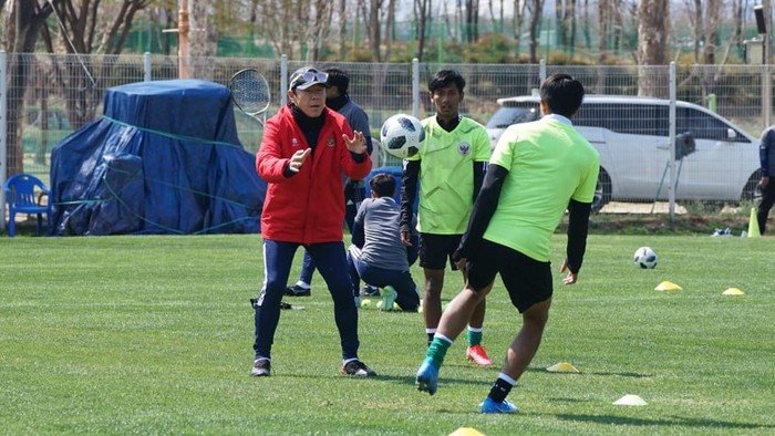 Shin Tae-yong dalam sesi latihan Timnas Indonesia di Korea Selatan.