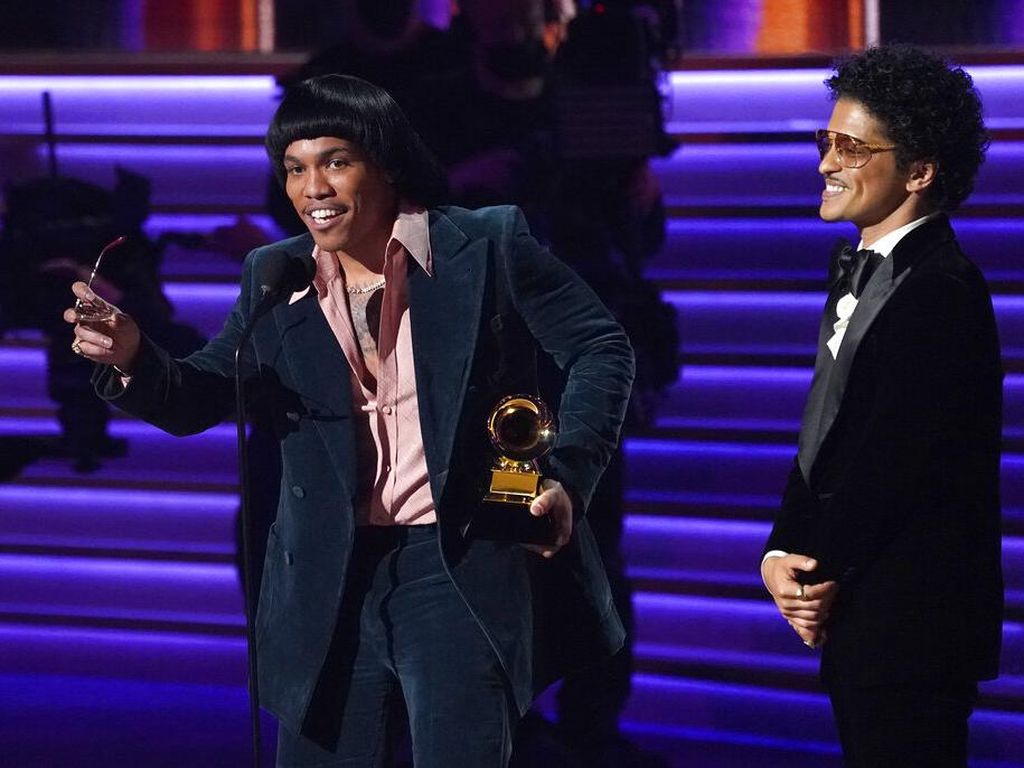 Gaya Silk Sonic Rayakan Kemenangan di Grammy 2022