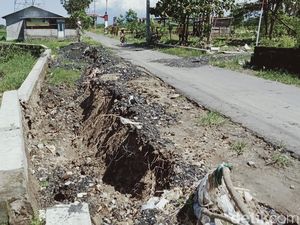 Sering Diterjang Banjir, Tanggul Sungai Ngawonggo Klaten Ambrol Sering Diterjang Banjir, Tanggul Sungai Ngawonggo Klaten Ambrol