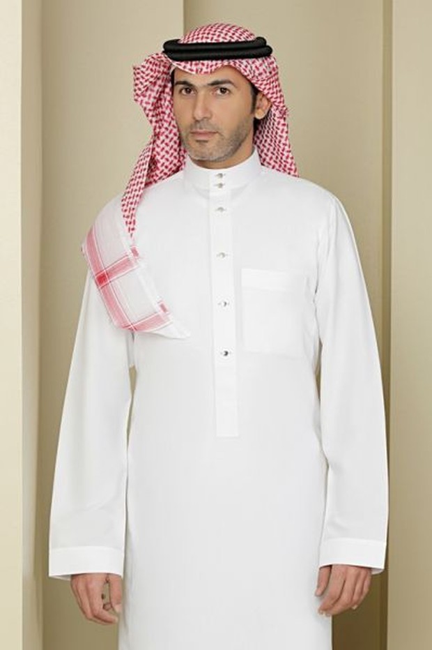 Thawb/Foto : kanbkam.com Thawb atau gamis laki-laki adalah pakaian tradisional dari Arab