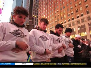 Masyaallah, Ratusan Umat Islam Tarawih di Times Square New York