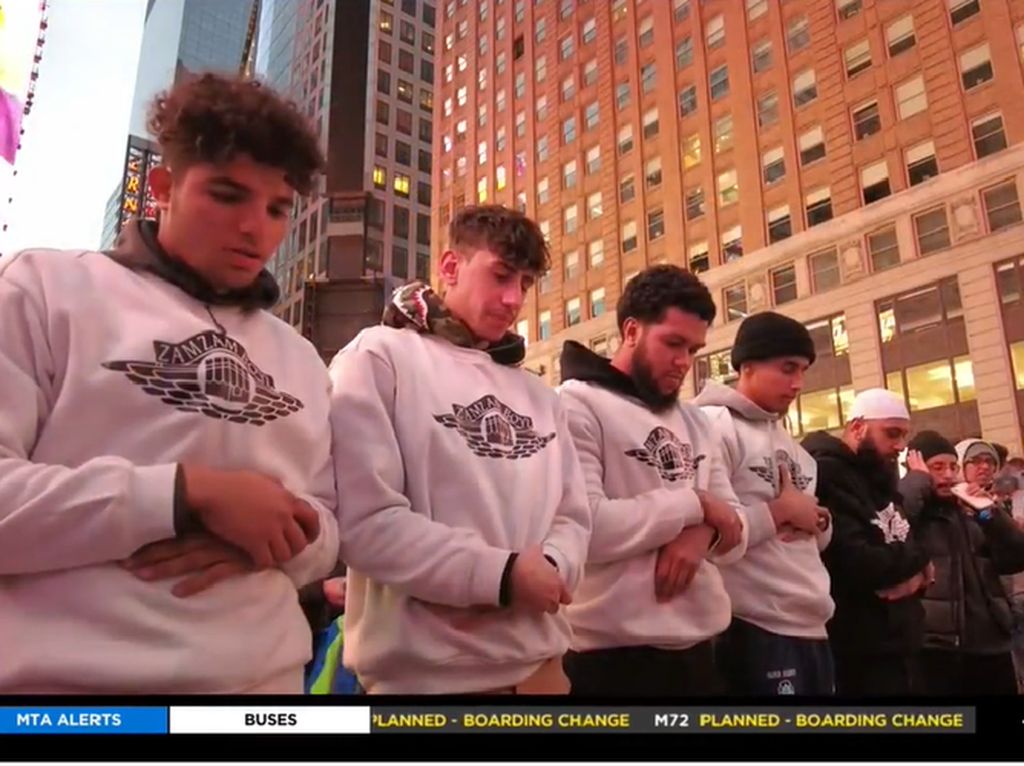 Masyaallah, Ratusan Umat Islam Tarawih di Times Square New York