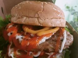 Top! Korban PHK Jualan Burger di Garasi, Omzetnya Tembus Puluhan Juta