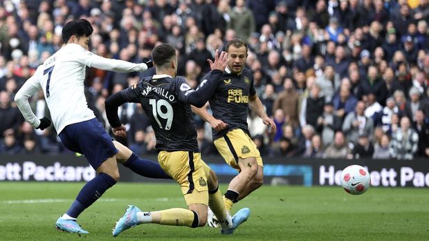 Newcastle's Fabian Schaer, left, scores the opening goal of his team during the Premier League soccer match between Tottenham Hotspur and Newcastle at Tottenham Hotspur stadium, in London, England, Sunday, April 3, 2022. (AP Photo/Ian Walton)