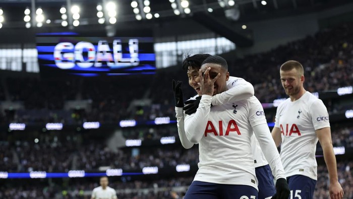 Tottenhams Steven Bergwijn, foreground, celebrates with Son Heung-min, after scoring his sides fifth goal during the Premier League soccer match between Tottenham Hotspur and Newcastle at Tottenham Hotspur stadium, in London, England, Sunday, April 3, 2022. (AP Photo/Ian Walton)