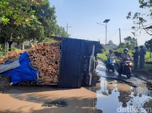 Truk Terguling di Jalur Alternatif Imbas Amblesnya Jembatan Balun Lamongan
