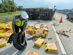 Truk Terguling di Tol Nganjuk, Muatan Kurma Berhamburan
