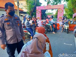 Satgas COVID-19 Banyuwangi Vaksinasi Booster Ratusan Pemburu Takjil