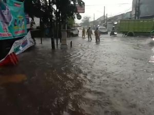 2 Ruas Jalan di Cibodas Tangerang Tergenang Banjir, Motor Tak Bisa Melintas 2 Ruas Jalan di Cibodas Tangerang Tergenang Banjir, Motor Tak Bisa Melintas