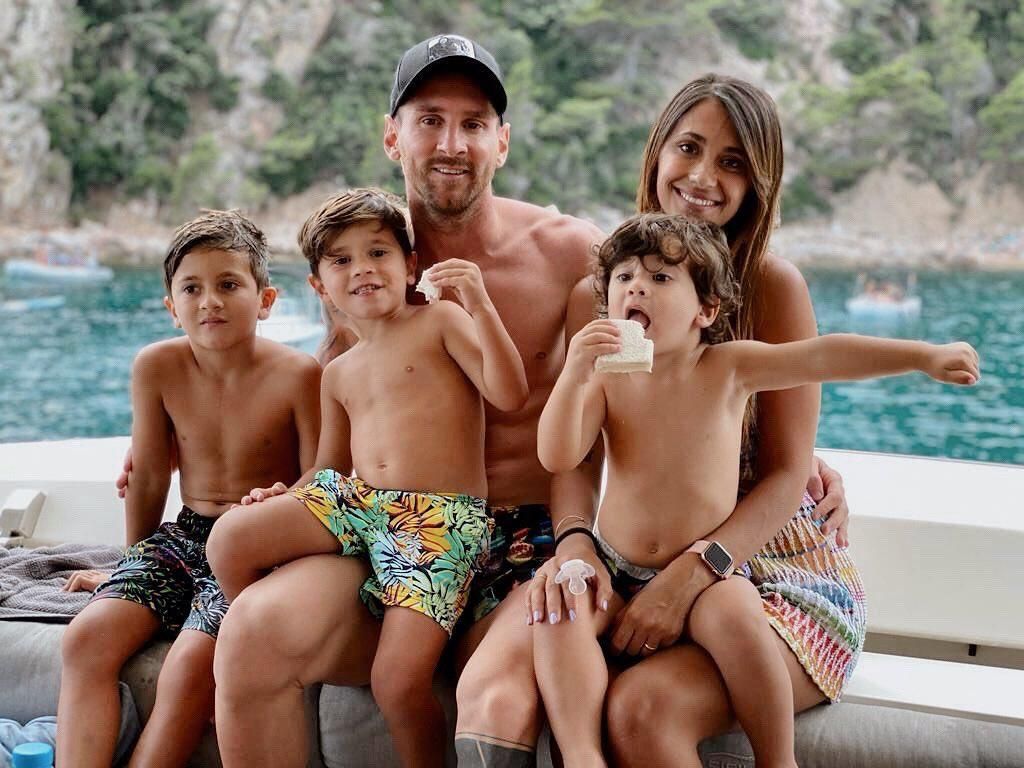 Messi Main Bola Lawan Anak-anaknya, Sang Istri Marah Messi Main Bola Lawan Anak-anaknya, Sang Istri Marah