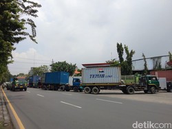 Solar Langka di Jatim, Sopir Truk Pusing Muatan Es Mencair