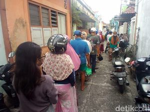 Video Ramai Antrean Takjil Bubur Samin Masjid Darussalam Serengan Video Ramai Antrean Takjil Bubur Samin Masjid Darussalam Serengan
