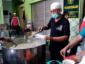 Snapshots: Pembagian Bubur Samin di Masjid Darussalam Serengan Snapshots: Pembagian Bubur Samin di Masjid Darussalam Serengan