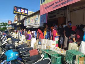 Aktivitas Baru Warga Muntilan Usai Sahur: Antre Minyak Goreng