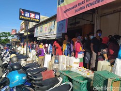 Aktivitas Baru Warga Muntilan Usai Sahur: Antre Minyak Goreng