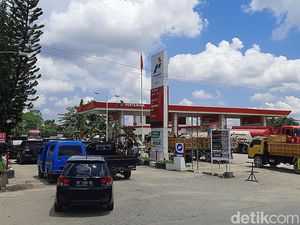 Antrean Panjang Kendaraan di SPBU Kendari, Pertamina Klaim Stok BBM Aman Antrean Panjang Kendaraan di SPBU Kendari, Pertamina Klaim Stok BBM Aman