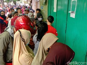 Perjuangan Warga Purworejo, Antre Seharian Gagal Dapatkan Minyak Goreng Perjuangan Warga Purworejo, Antre Seharian Gagal Dapatkan Minyak Goreng