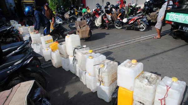 Minyak Goreng Curah Masih Langka, Jeriken Pedagang Antre Panjang