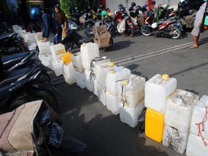 Minyak Goreng Curah Masih Langka, Jeriken Pedagang Antre Panjang