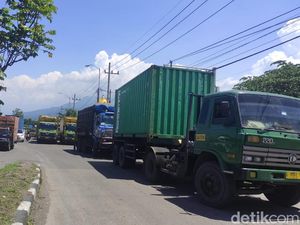 Harapan Sopir Truk di Sidoarjo Menunggu Pasokan Solar Harapan Sopir Truk di Sidoarjo Menunggu Pasokan Solar
