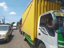 Truk Antre Solar di SPBU Mastrip Surabaya Bikin Macet
