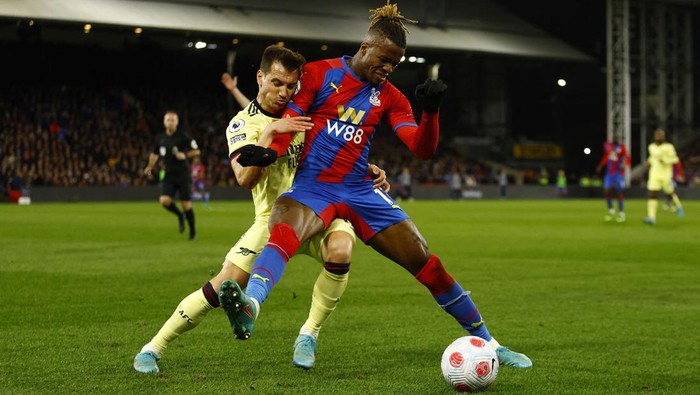 Arsenal Tak Berdaya di Kandang Crystal Palace Soccer Football - Premier League - Crystal Palace v Arsenal - Selhurst Park, London, Britain - April 4, 2022 Arsenal's Cedric Soares in action with Crystal Palace's Wilfried Zaha Action Images via Reuters/Andrew Boyers EDITORIAL USE ONLY. No use with unauthorized audio, video, data, fixture lists, club/league logos or 'live' services. Online in-match use limited to 75 images, no video emulation. No use in betting, games or single club /league/player publications. Please contact your account representative for further details.