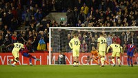 Penalti Wilfried Zaha di babak kedua mengunci tiga poin timnya. Reuters/Andrew Boyers