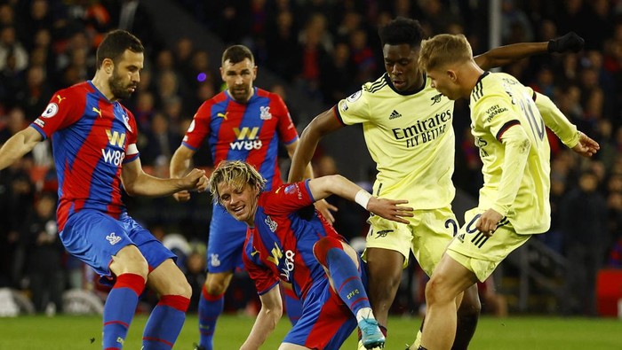Soccer Football - Premier League - Crystal Palace v Arsenal - Selhurst Park, London, Britain - April 4, 2022 Arsenals Cedric Soares in action with Crystal Palaces Wilfried Zaha Action Images via Reuters/Andrew Boyers EDITORIAL USE ONLY. No use with unauthorized audio, video, data, fixture lists, club/league logos or live services. Online in-match use limited to 75 images, no video emulation. No use in betting, games or single club /league/player publications.  Please contact your account representative for further details.