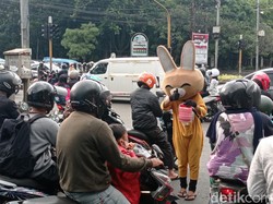 Cerita dari Persimpangan, Asa Badut Cilik Jalanan