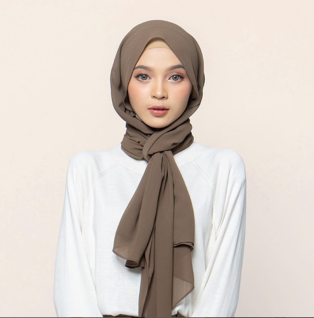 Bahan Hijab Ceruti Anti Gerah Saat Puasa/foto: instagram/@wearalmas bahan ceruti, hijab anti gerah sata puasa