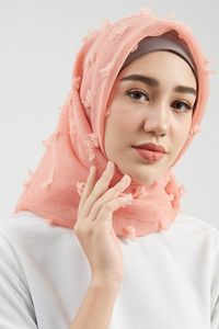 Anti Gerah, Berikut Pilihan Jenis Bahan Hijab Yang Bisa Kamu Gunakan ...