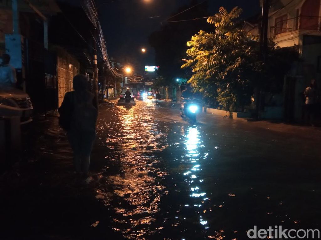 Sejumlah Wilayah di Kota Bekasi Banjir, Ketinggian Air Capai 1 Meter Sejumlah Wilayah di Kota Bekasi Banjir, Ketinggian Air Capai 1 Meter