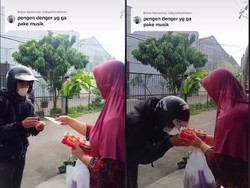 Diberi Tip Lebih, Driver Ojol Ini Cium Tangan Pelanggan saat Antar Minuman