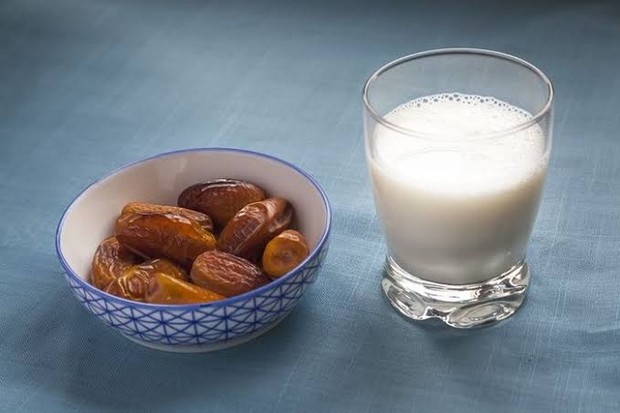 (Berbuka puasa dengan kurma memang banyak manfaatnya, tapi jangan dibarengi dengan konsumsi susu. Ini bahayanya/Foto: food.detik.com) Berbuka puasa dengan kurma memang banyak manfaatnya, tapi jangan dibarengi dengan konsumsi susu. Ini bahayanya/Foto: food.detik.com