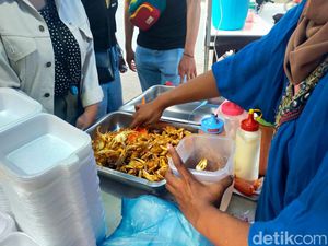 Kres! Serunya Berburu Takjil Baby Crab di Kawasan Masjid Al Akbar Surabaya